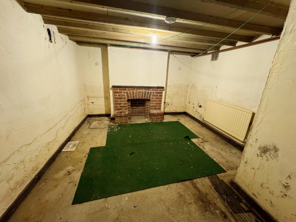 Lot: 94 - GARDEN FLAT CLOSE TO TOWN CENTRE - Lower ground floor room